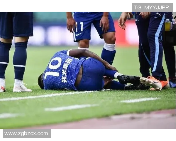 世界足球明星意外骨折引发关注球迷们对未来比赛充满担忧