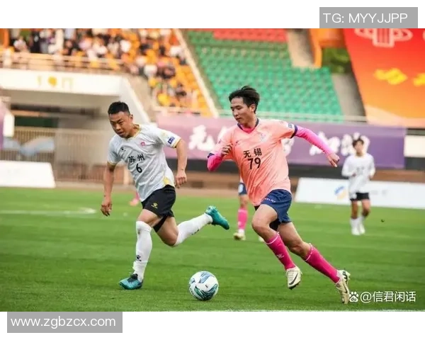 在我们不一样的足球场上追逐梦想与激情的青春岁月