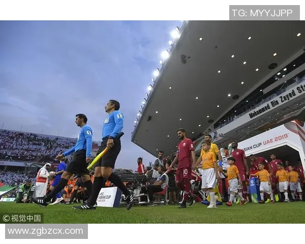 足球场上的激情与冲突水瓶飞舞引发的争议与反思 足球场上的激情与冲突水瓶飞舞引发的争议与反思